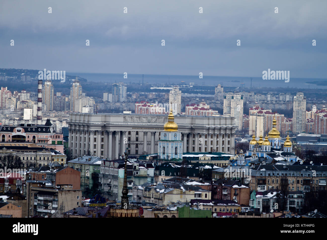 Panorama de la ville, de l'immobilier dans l'arrière-plan de l'horizon et les nuages Banque D'Images