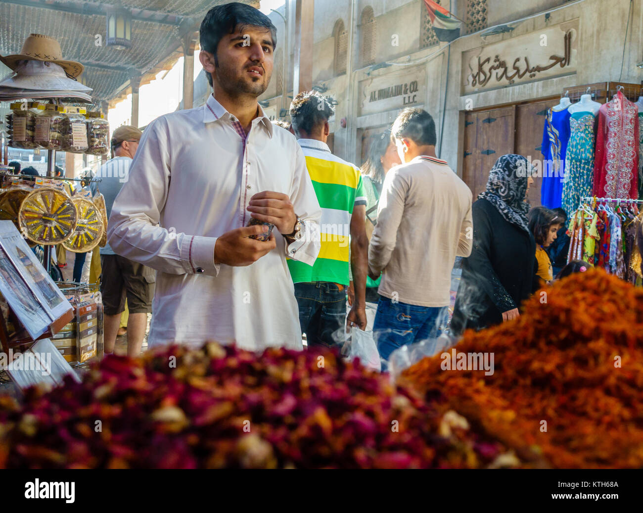 Dubaï, Émirats arabes unis, le 5 février 2016 : La rue commerçante animée de Dubaï Souk aux textiles à Bur Dubai Banque D'Images