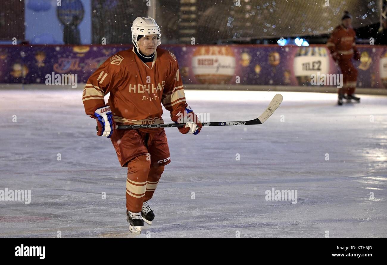 Le président russe Vladimir Poutine, joue dans une ligue de hockey sur glace de nuit à l'extérieur correspond à la place Rouge, le 23 décembre 2017 à Moscou, Russie. Banque D'Images