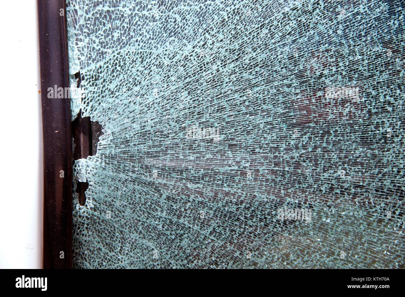 La porte de la voiture vitre est cassée Photo Stock - Alamy