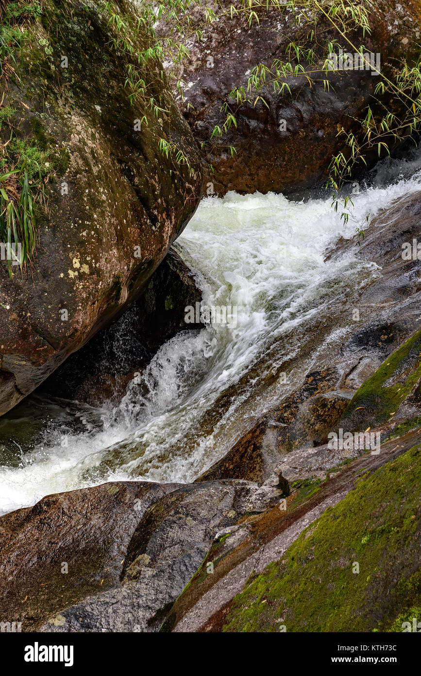 Petite cascade entre les rochers et la végétation naturelle de la forêt tropicale brésilienne à Itatiaia, Rio de Janeiro Banque D'Images
