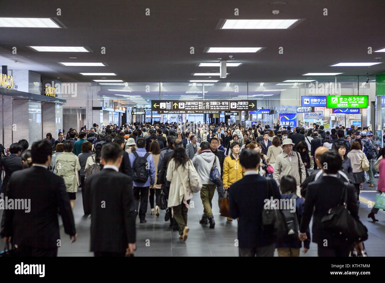 Le JAPON, Tokyo-CIRCA avr 2013 : Passage pour les lignes JR est dans la gare de Kyoto. Des foules de passagers trouver portes dans les couloirs et les corridors. Rails de Kyoto Banque D'Images