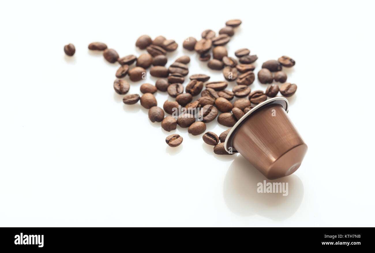 Capsule de café espresso et les grains de café sur fond blanc, vue rapprochée avec des détails Banque D'Images