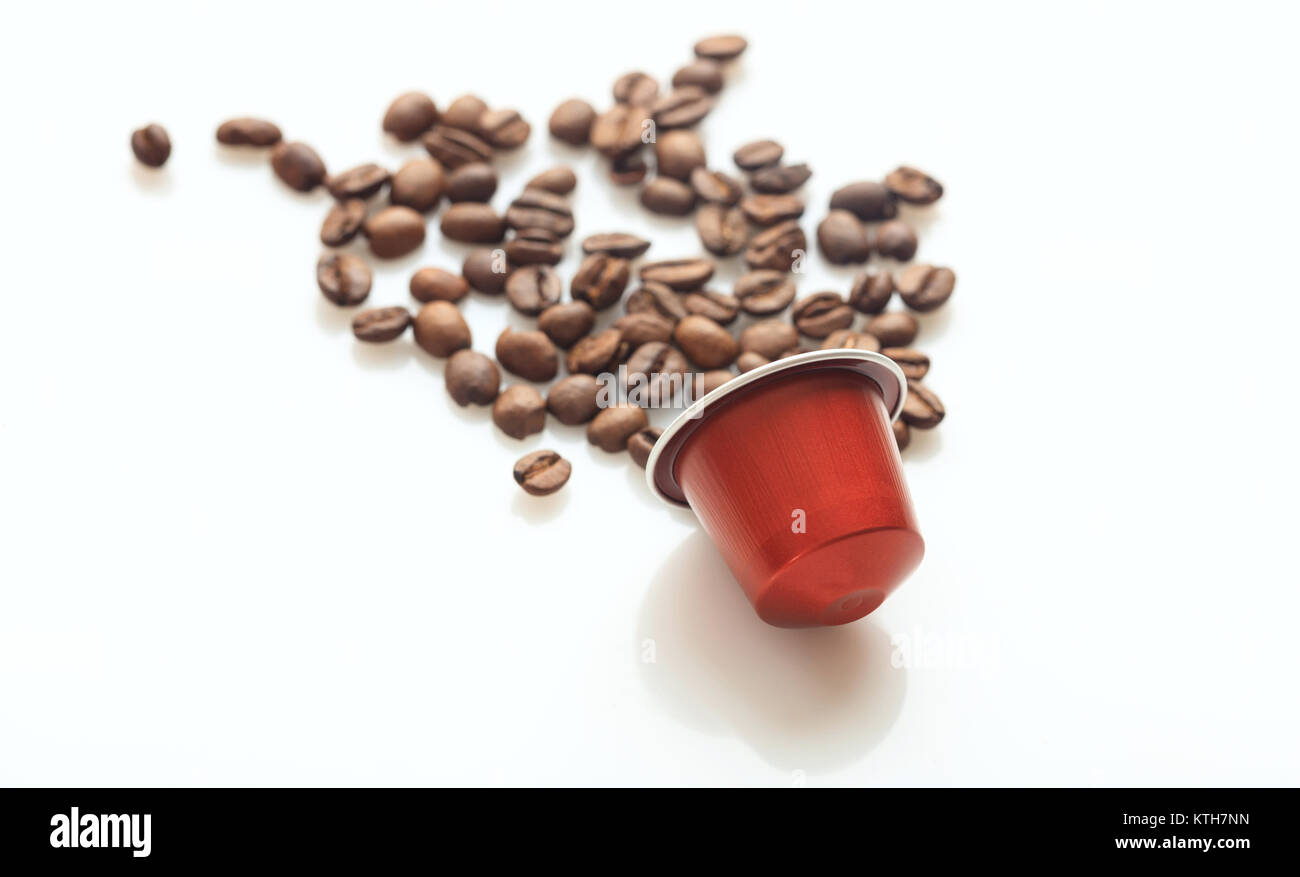 Capsule de café espresso et les grains de café sur fond blanc, vue rapprochée avec des détails Banque D'Images