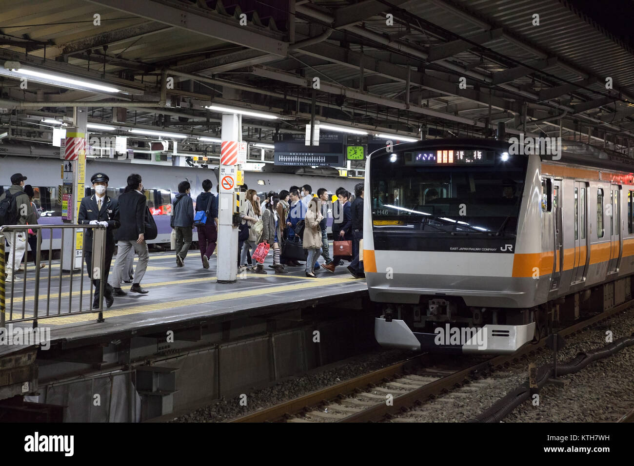 TOKYO, JAPON-CIRCA AVRIL 2013 : Métro ligne d Jamanote est sur la plate-forme. JR East Japan Railway Company. Les gens sont en train d'embarquement soirée Banque D'Images