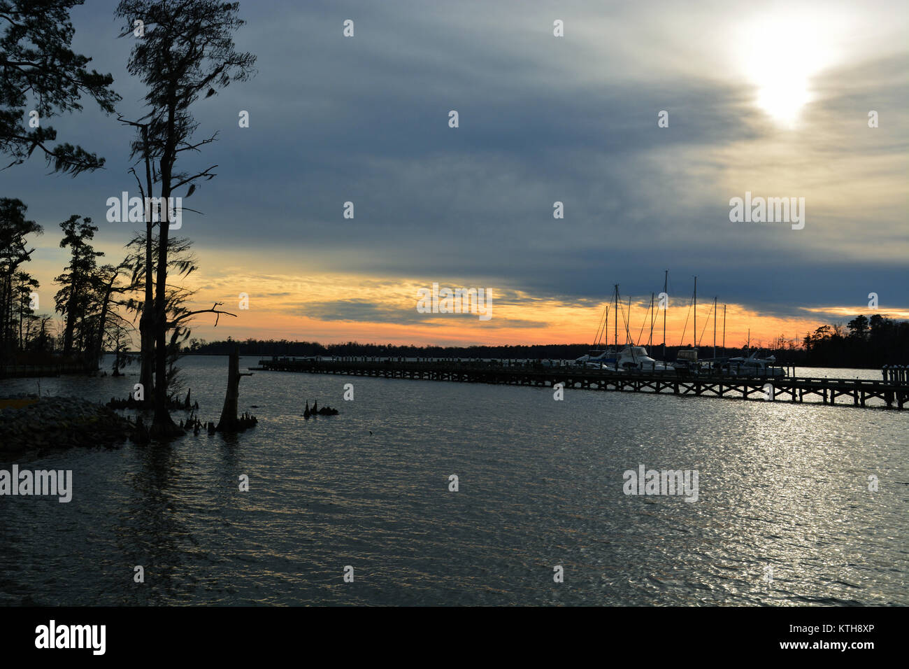 Le soleil se couche sur sur les eaux de la rivière Yeopim où il répond à l'Albemarle Sound à l'extérieur d'Hertford North Carolina Banque D'Images
