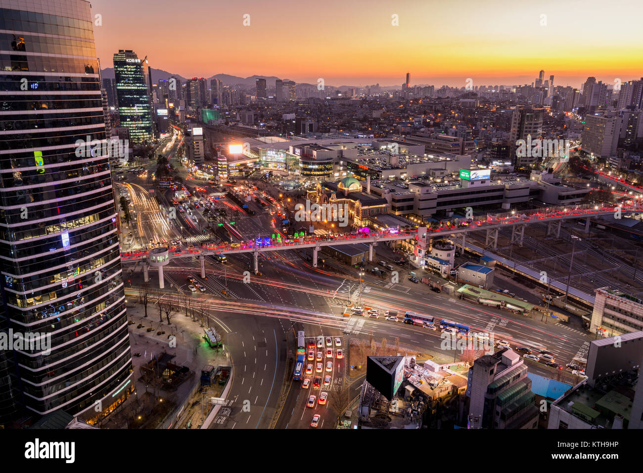 Vue de la nuit de Séoul skyline et Seoullo 7017 sky park. Banque D'Images