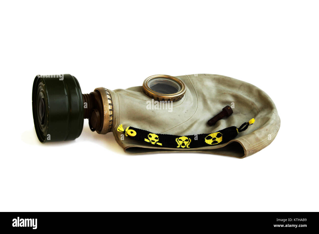 Trophées de la stalker : masque à gaz russe ancien, clou rouillé et jaune-noir de Noël sur fond blanc Banque D'Images