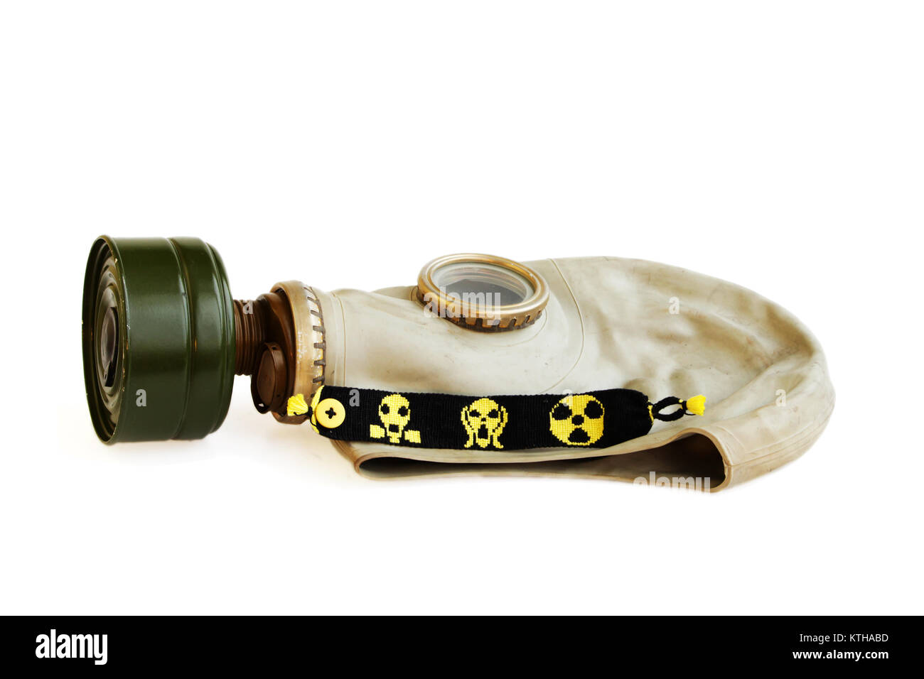 Stalker trophée vieux masque à gaz russe et jaune-boules noires sur un fond blanc. concept de harcèlement. Isolé Banque D'Images
