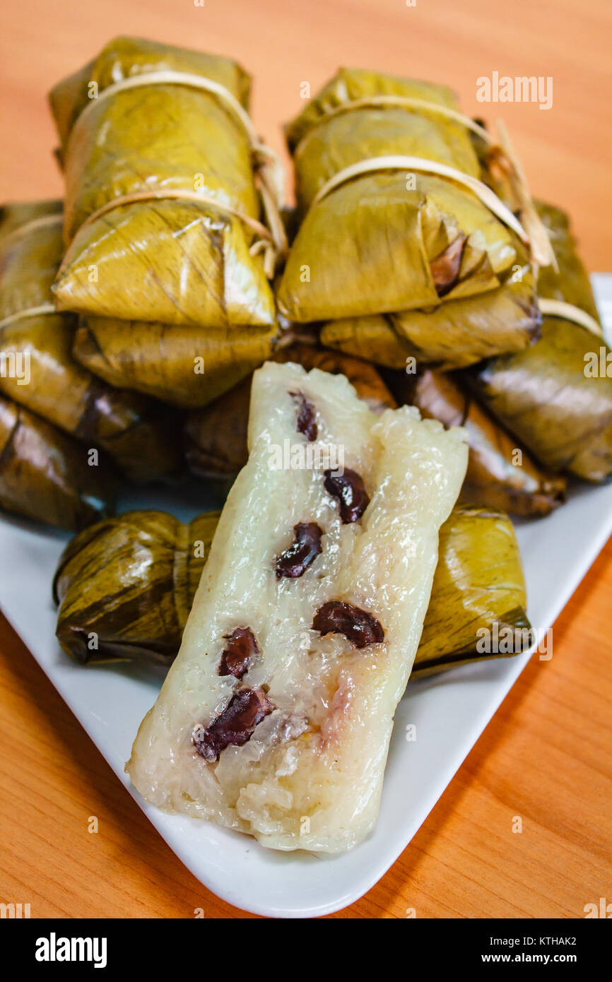 Khao Tom mat ou Khao Tom Pad Thai, un dessert à base de banane et de riz collant, l'envelopper avec la feuille de banane Banque D'Images