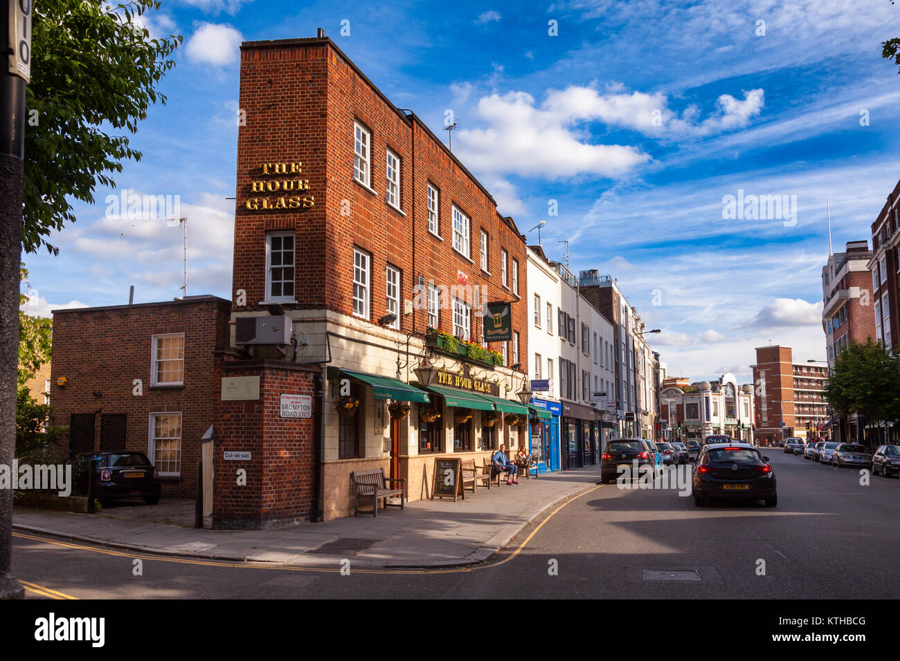 Londres, Royaume-Uni - 17 juin 2013 : bâtiment étroit des lieux du sablier Pub sur Brompton Road, Chelsea, Londres SW3 Banque D'Images