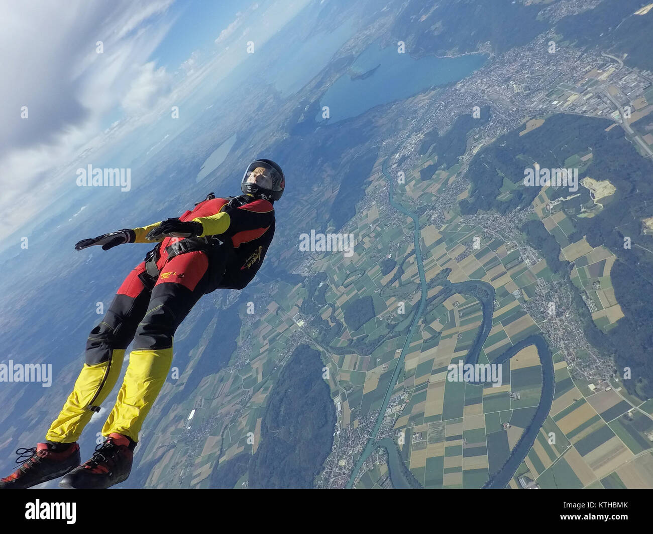 Regardez cette fille qui est parachutisme tracking sur son dos plus d'un beau paysage avec la vitesse élevée à plus de 125 mph et un sourire sur son visage. Banque D'Images