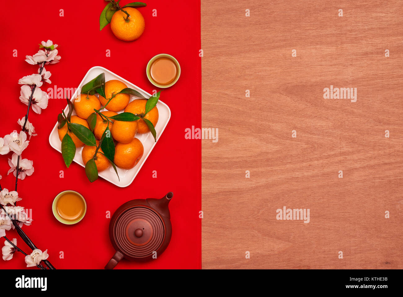 Frais d'accueil décorations de fête du Nouvel An chinois historique concept.mélanger divers accessoire indispensable sur grunge moderne table brown house office 24 Banque D'Images