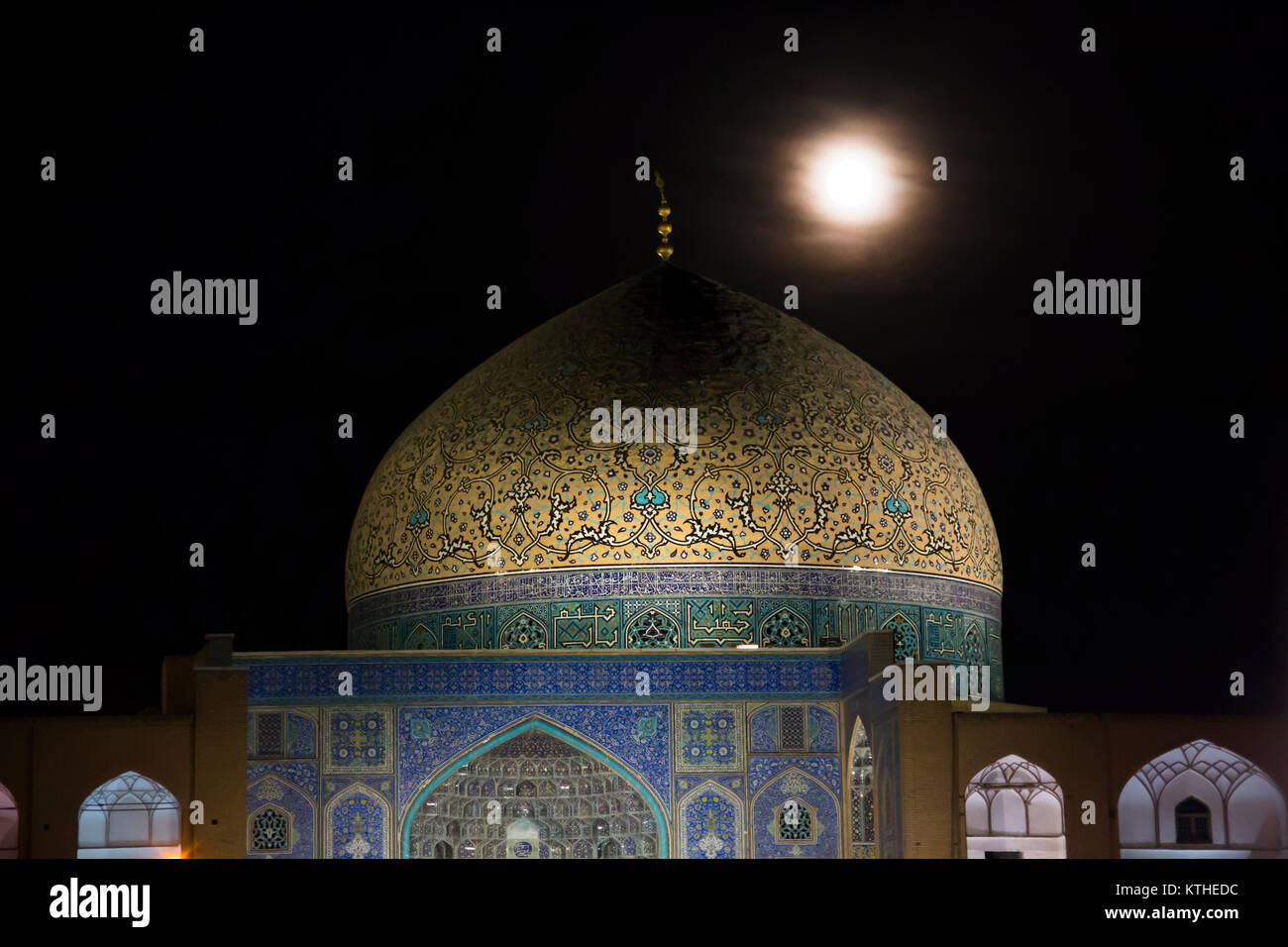 Le Sheikh Lotfallah mosquée à l'Naqsh-e Jahan, dans le centre d'Isfahan en Iran par nuit Banque D'Images