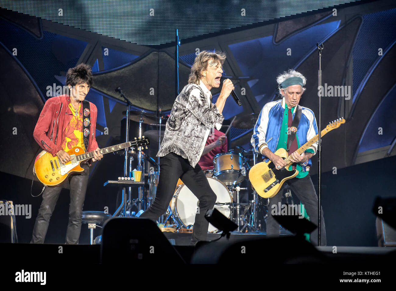 Les Rolling Stones, le légendaire groupe de rock anglais, effectue un concert live à Telenor Arena d'Oslo. Ici, chanteuse et compositrice Mick Jagger est vu en direct sur scène avec le guitariste Ronnie Wood (L) et Keith Richards (R). La Norvège, 26.05.2014. Banque D'Images