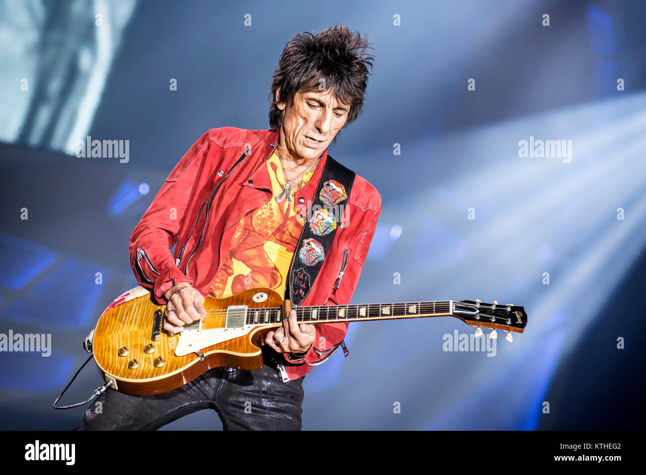 Les Rolling Stones, le légendaire groupe de rock anglais, effectue un concert live à Telenor Arena d'Oslo. Musicien Ronnie Wood ici à la guitare est vu sur scène. La Norvège, 26.05.2014. Banque D'Images