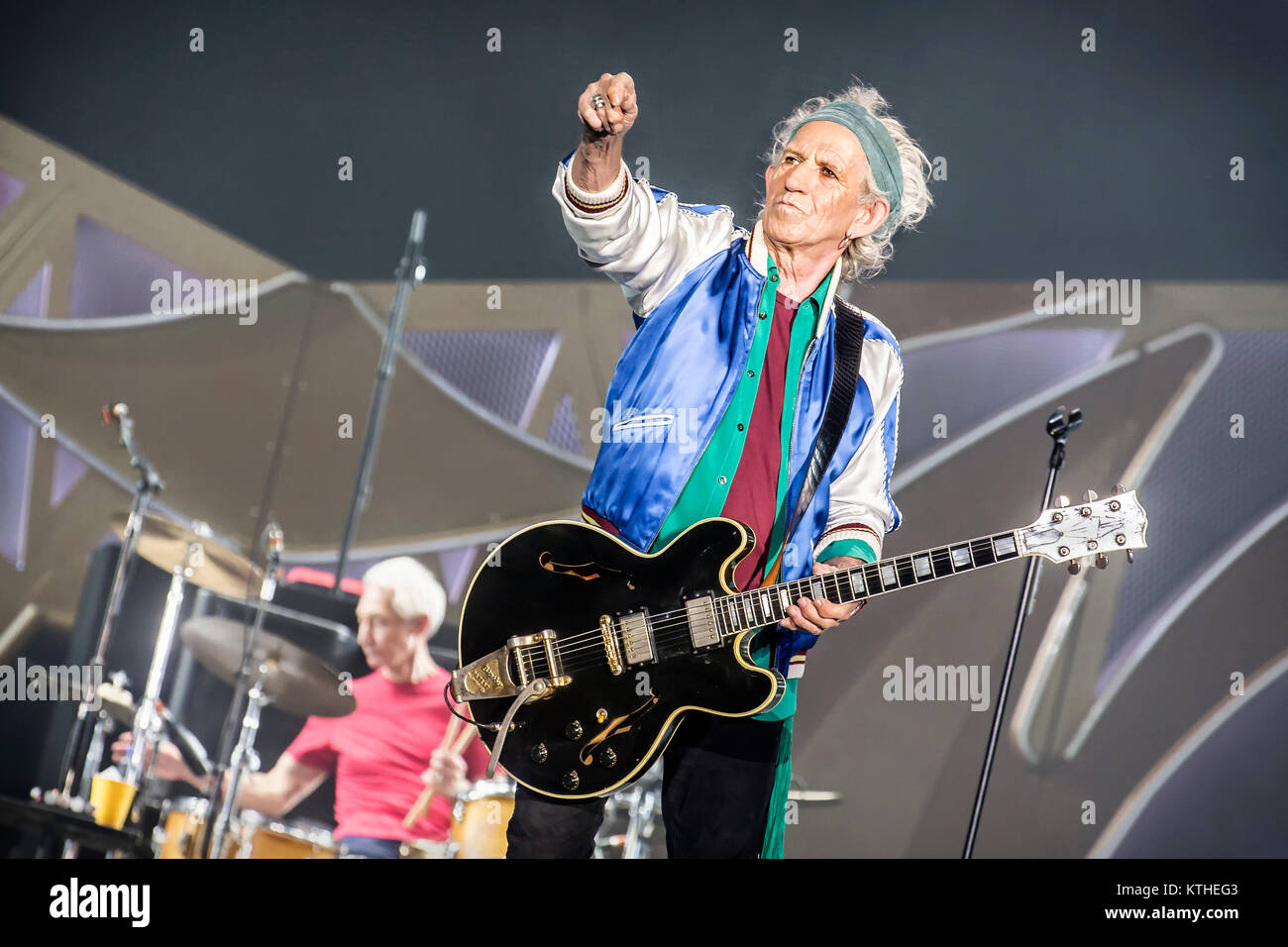 Les Rolling Stones, le légendaire groupe de rock anglais, effectue un concert live à Telenor Arena d'Oslo. Ici musicien Keith Richards à la guitare est vu sur scène. La Norvège, 26.05.2014. Banque D'Images