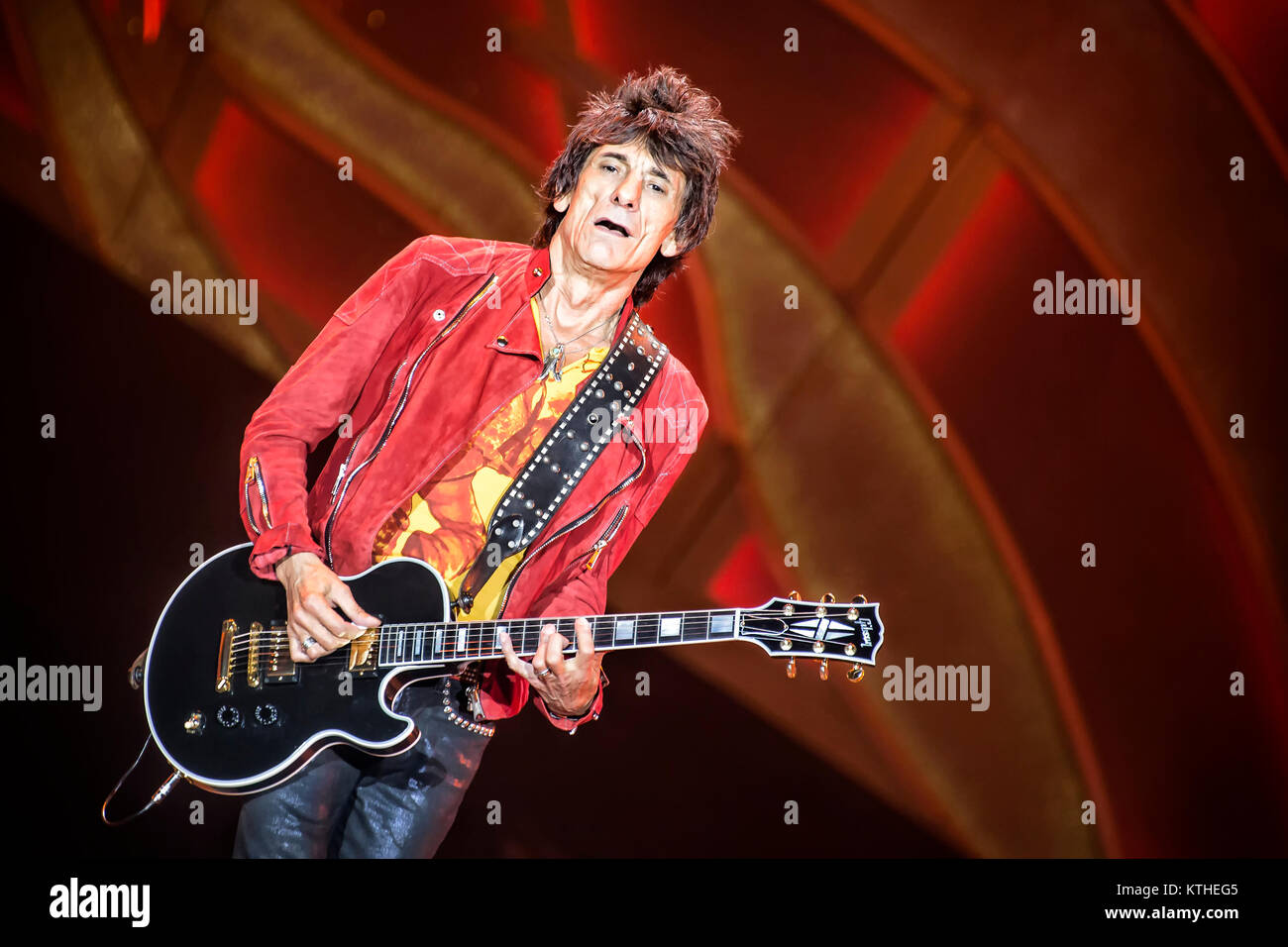 Les Rolling Stones, le légendaire groupe de rock anglais, effectue un concert live à Telenor Arena d'Oslo. Musicien Ronnie Wood ici à la guitare est vu sur scène. La Norvège, 26.05.2014. Banque D'Images