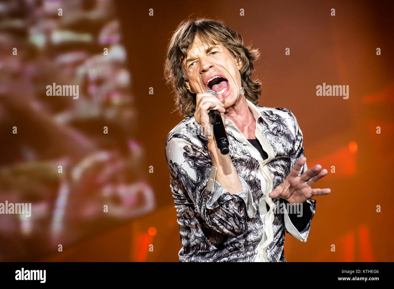 Les Rolling Stones, le légendaire groupe de rock anglais, effectue un concert live à Telenor Arena d'Oslo. Ici, chanteuse et compositrice Mick Jagger est vu sur scène. La Norvège, 26.05.2014. Banque D'Images