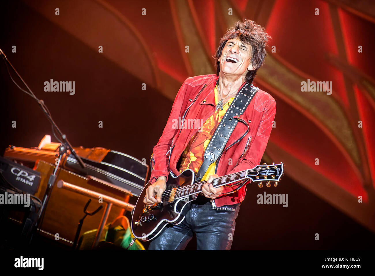 Les Rolling Stones, le légendaire groupe de rock anglais, effectue un concert live à Telenor Arena d'Oslo. Musicien Ronnie Wood ici à la guitare est vu sur scène. La Norvège, 26.05.2014. Banque D'Images