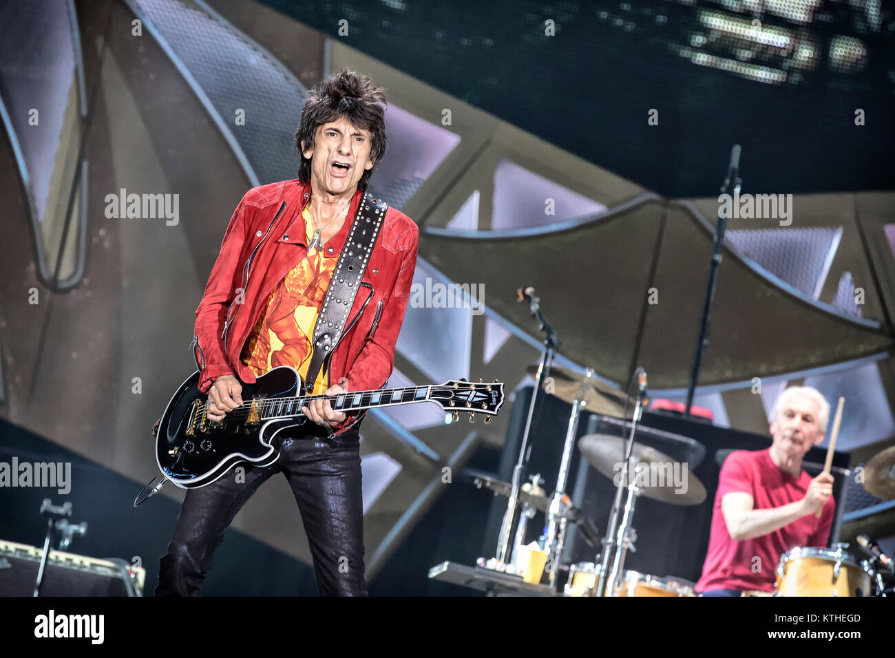 Les Rolling Stones, le légendaire groupe de rock anglais, effectue un concert live à Telenor Arena d'Oslo. Musicien Ronnie Wood ici à la guitare est vu sur scène. La Norvège, 26.05.2014. Banque D'Images