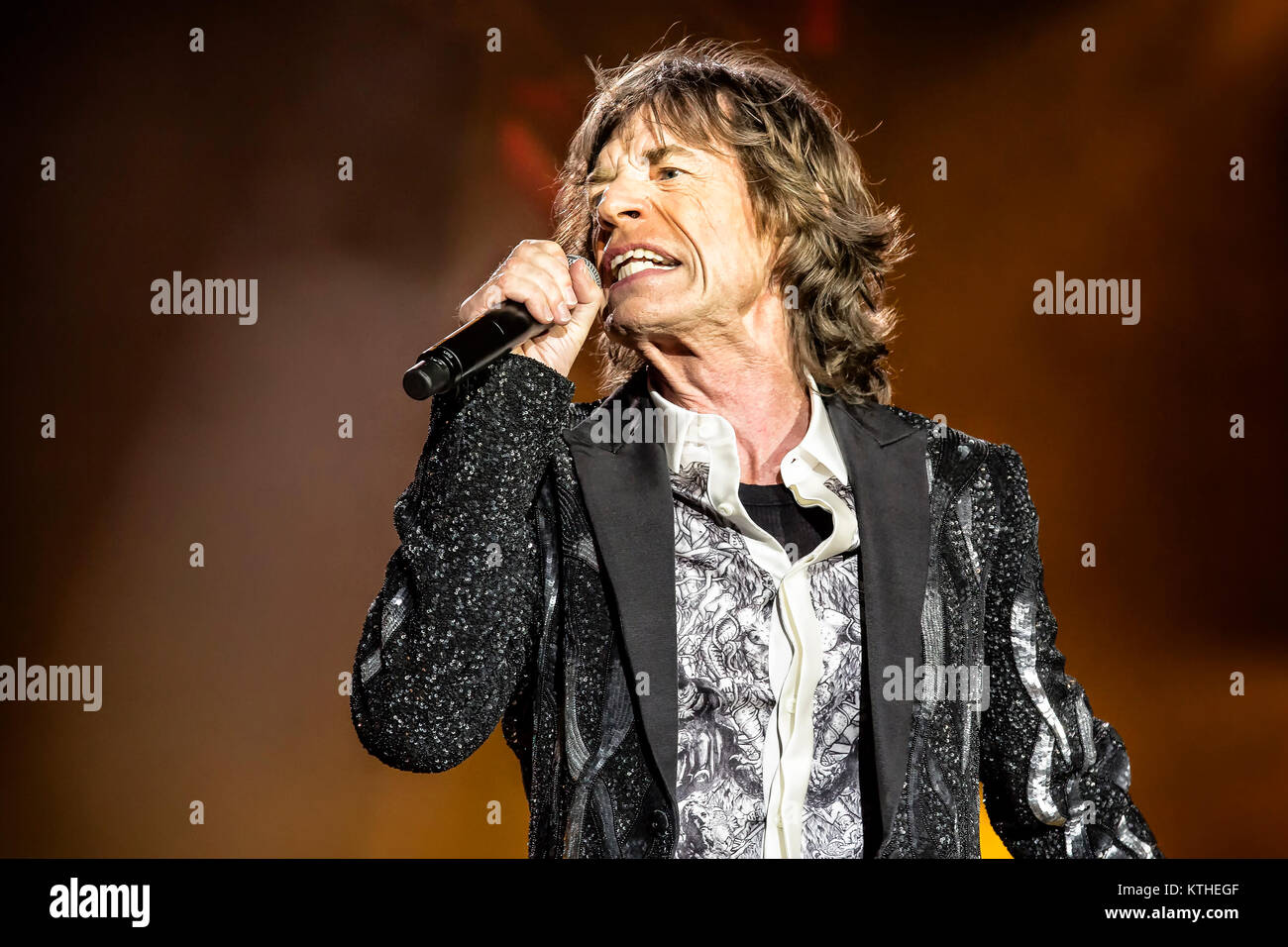 Les Rolling Stones, le légendaire groupe de rock anglais, effectue un concert live à Telenor Arena d'Oslo. Ici, chanteuse et compositrice Mick Jagger est vu sur scène. La Norvège, 26.05.2014. Banque D'Images