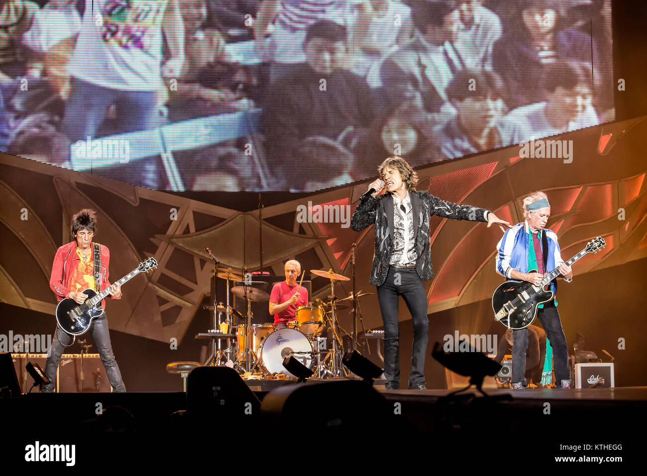 Les Rolling Stones, le légendaire groupe de rock anglais, effectue un concert live à Telenor Arena d'Oslo. Ici, chanteuse et compositrice Mick Jagger est vu en direct sur scène avec le guitariste Ronnie Wood (L), Keith Richards (R) et le batteur Charlie Watts. La Norvège, 26.05.2014. Banque D'Images