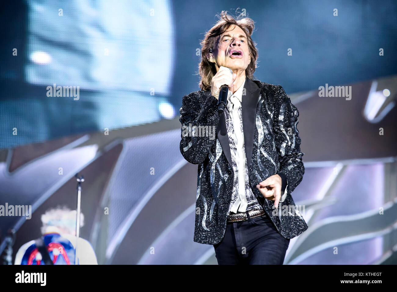 Les Rolling Stones, le légendaire groupe de rock anglais, effectue un concert live à Telenor Arena d'Oslo. Ici, chanteuse et compositrice Mick Jagger est vu sur scène. La Norvège, 26.05.2014. Banque D'Images