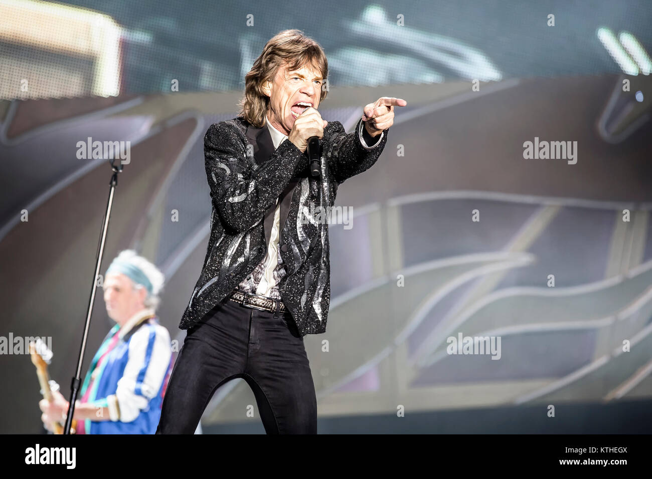 Les Rolling Stones, le légendaire groupe de rock anglais, effectue un concert live à Telenor Arena d'Oslo. Ici, chanteuse et compositrice Mick Jagger est vu sur scène. La Norvège, 26.05.2014. Banque D'Images