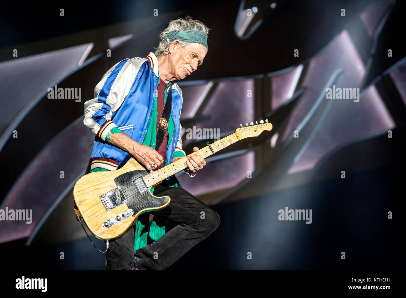 Les Rolling Stones, le légendaire groupe de rock anglais, effectue un concert live à Telenor Arena d'Oslo. Ici musicien Keith Richards à la guitare est vu sur scène. La Norvège, 26.05.2014. Banque D'Images