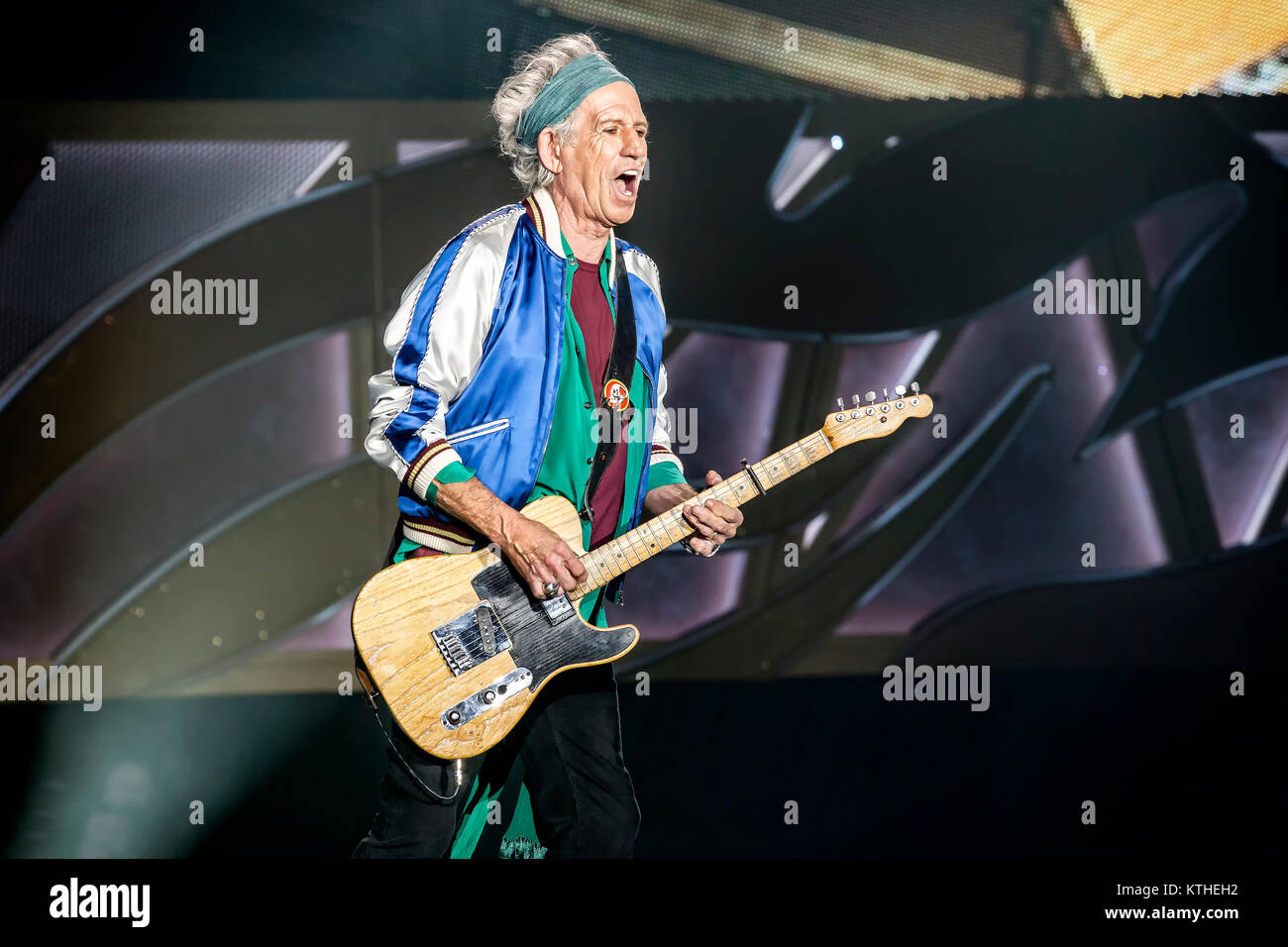 Les Rolling Stones, le légendaire groupe de rock anglais, effectue un concert live à Telenor Arena d'Oslo. Ici musicien Keith Richards à la guitare est vu sur scène. La Norvège, 26.05.2014. Banque D'Images