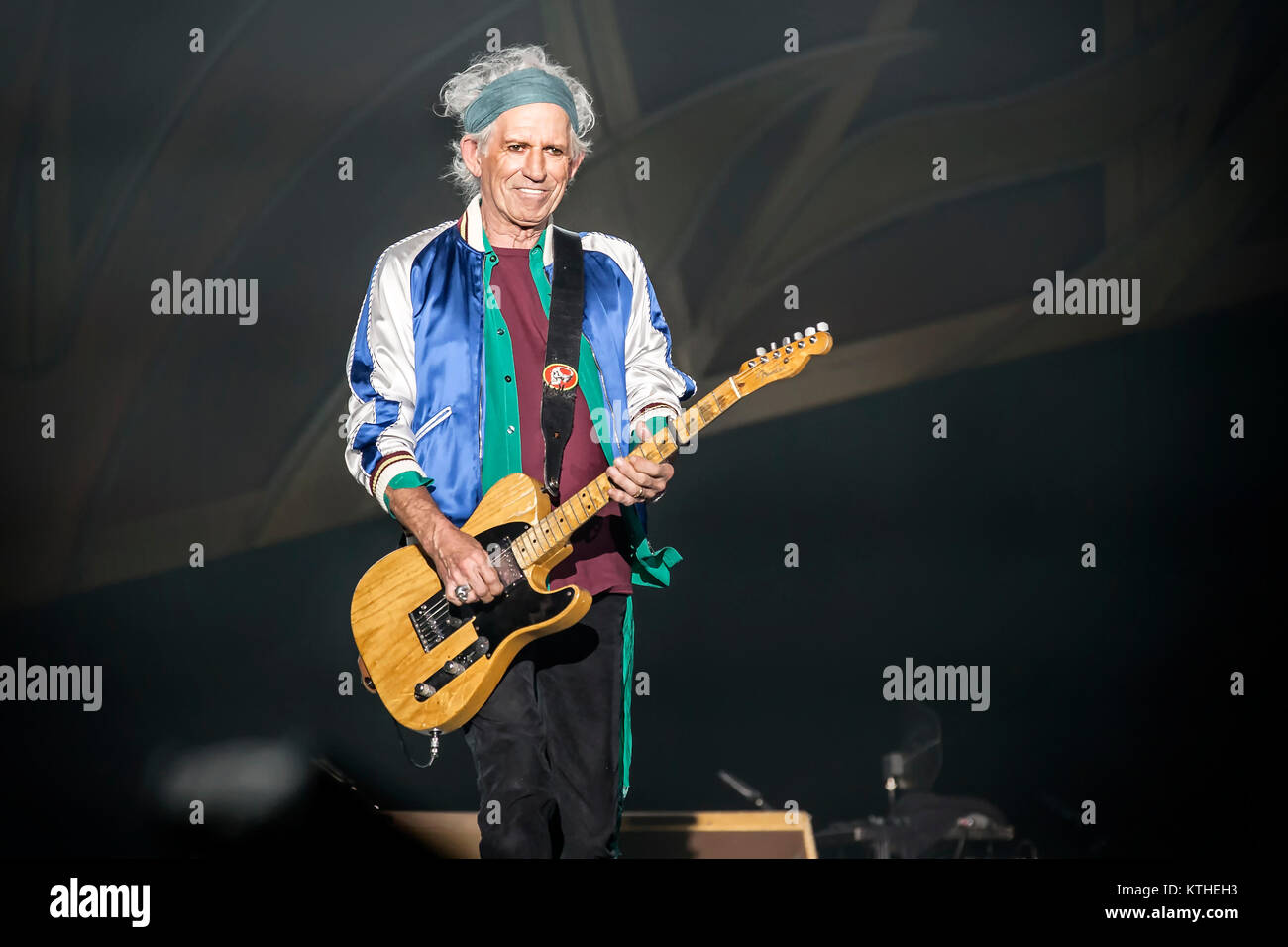 Les Rolling Stones, le légendaire groupe de rock anglais, effectue un concert live à Telenor Arena d'Oslo. Ici musicien Keith Richards à la guitare est vu sur scène. La Norvège, 26.05.2014. Banque D'Images