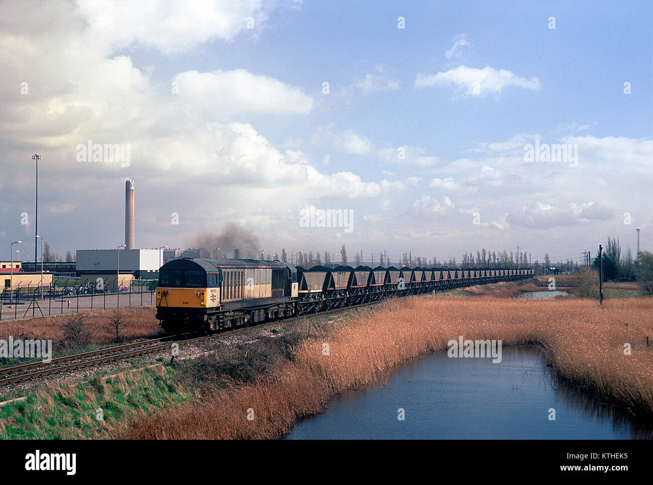 Un certain nombre de locomotives diesel de la classe 58 de travail 58035 merry go round un train de charbon sur l'embranchement du grain dans le Kent. 15 mars 1995. Banque D'Images