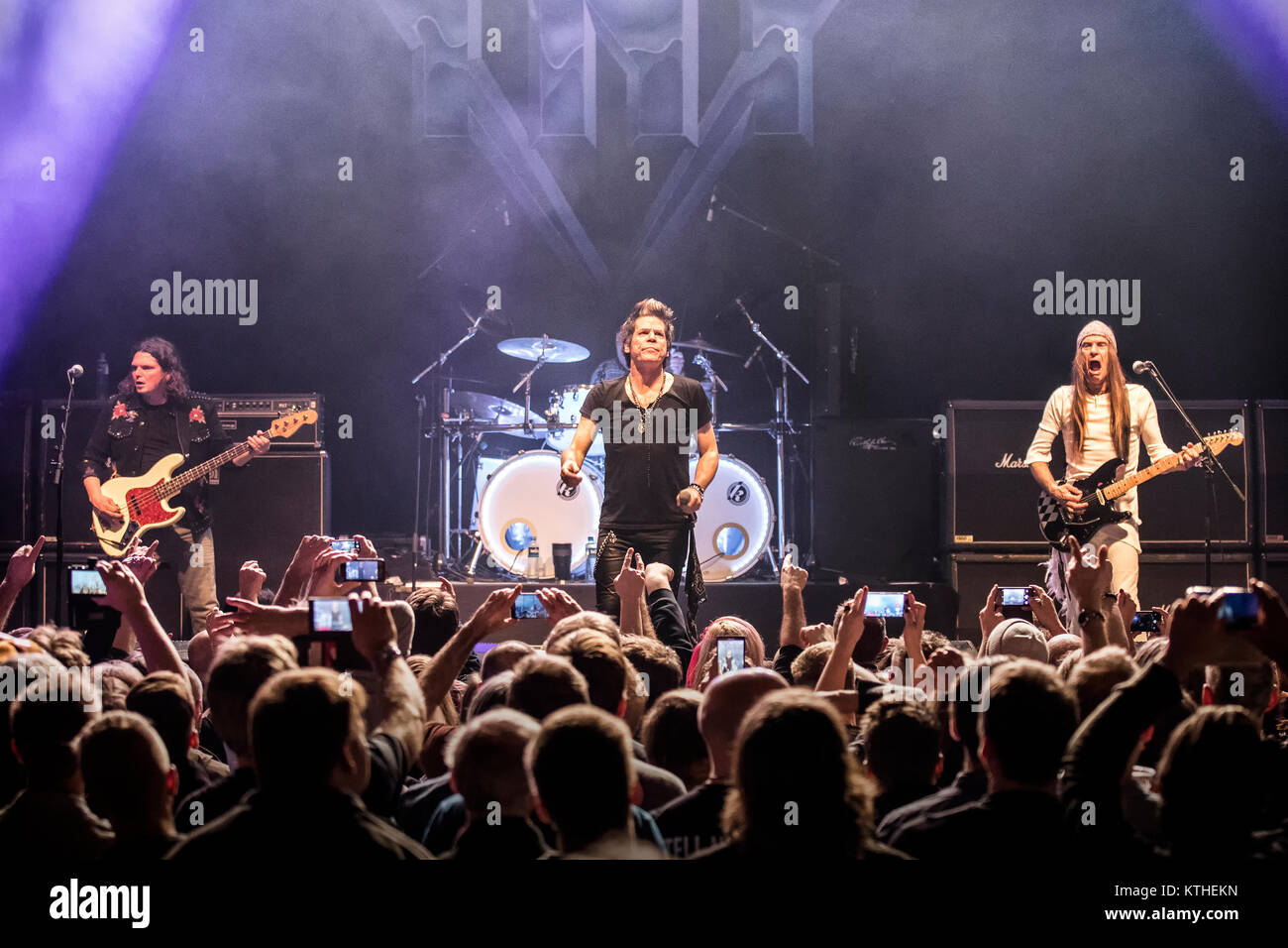 Le groupe de heavy metal norvégien TNT effectue un concert live de la Rockefeller à Oslo. Ici le chanteur Tony Harnell est vu en direct sur scène avec le guitariste Ronni Le Tekrø (R) et le bassiste Ove Husemoen (L). La Norvège, 13/01 2017. Banque D'Images