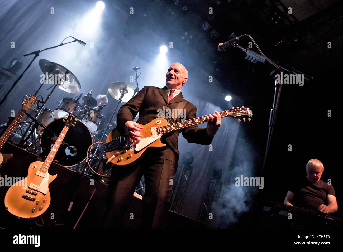 Le groupe de new wave britannique Ultravox effectue un concert live de la Rockefeller à Oslo. Ici chanteur, auteur-compositeur et musicien Midge Ure est vu sur scène. Le Danemark, 21/10 2012. Banque D'Images