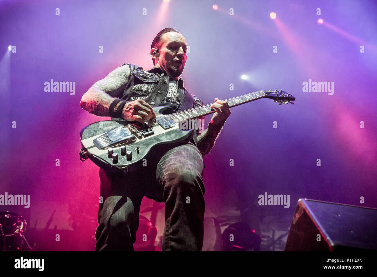 Le groupe de hard-rock danois Volbeat effectue un concert live à Oslo Spektrum. Ici le chanteur et guitariste Michael Poulsen est vu sur scène. La Norvège, 26/10 2016. Banque D'Images