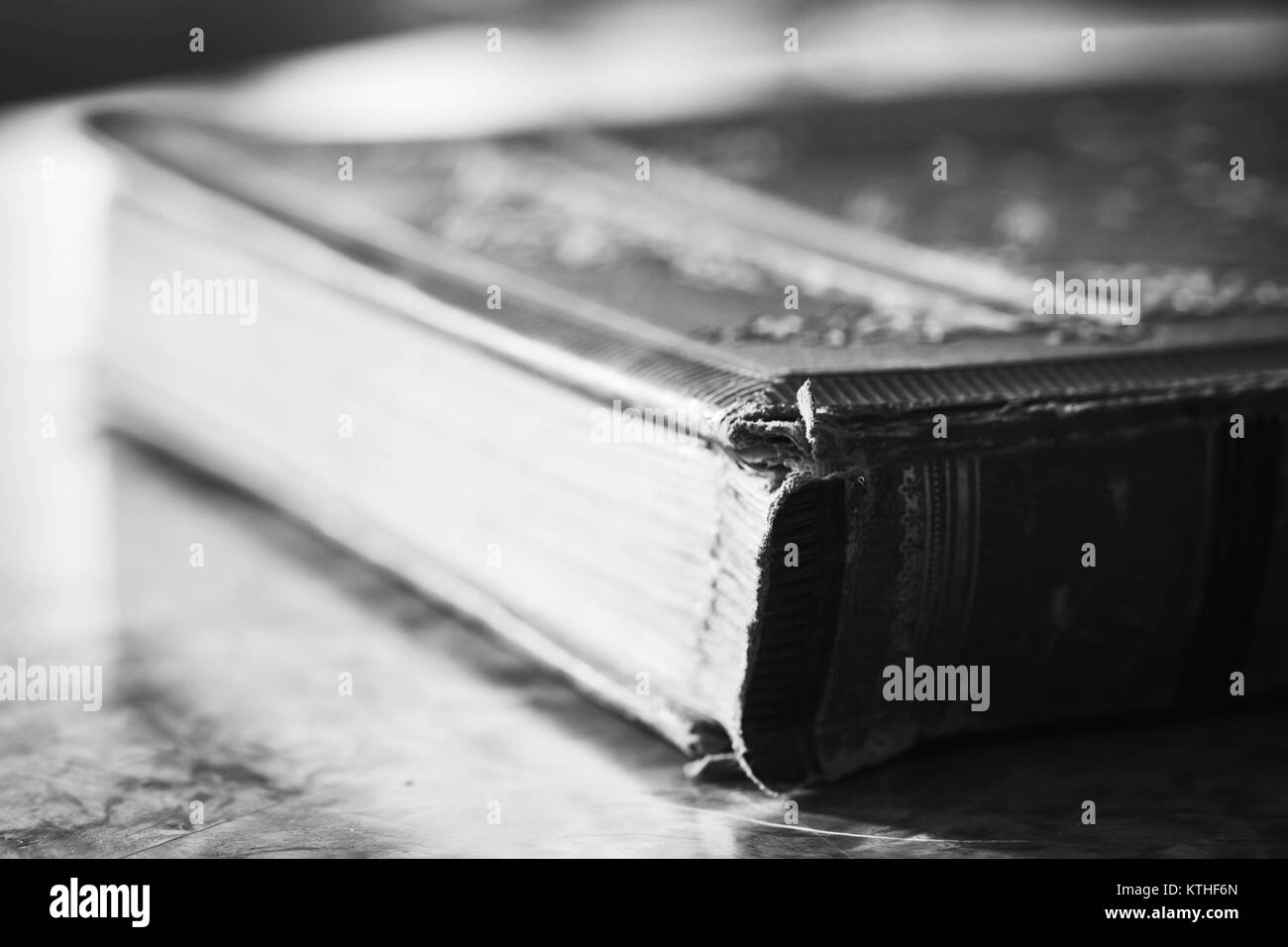 Livre vintage fermé se pose sur une table en bois, la photo en gros plan avec selective focus Banque D'Images