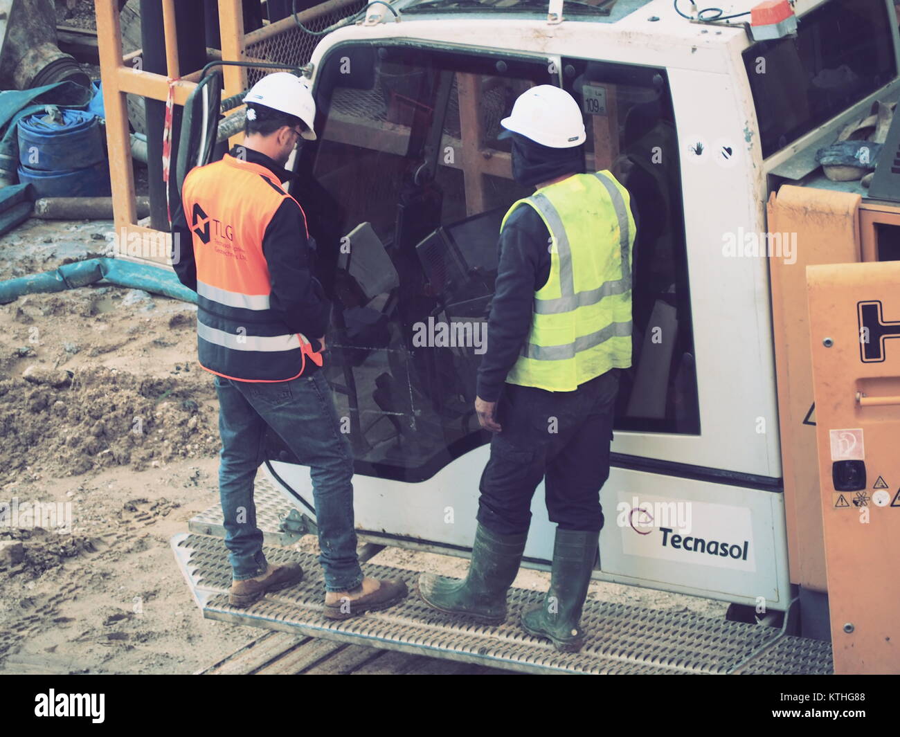 Des ingénieurs sur site de construction construction Banque D'Images