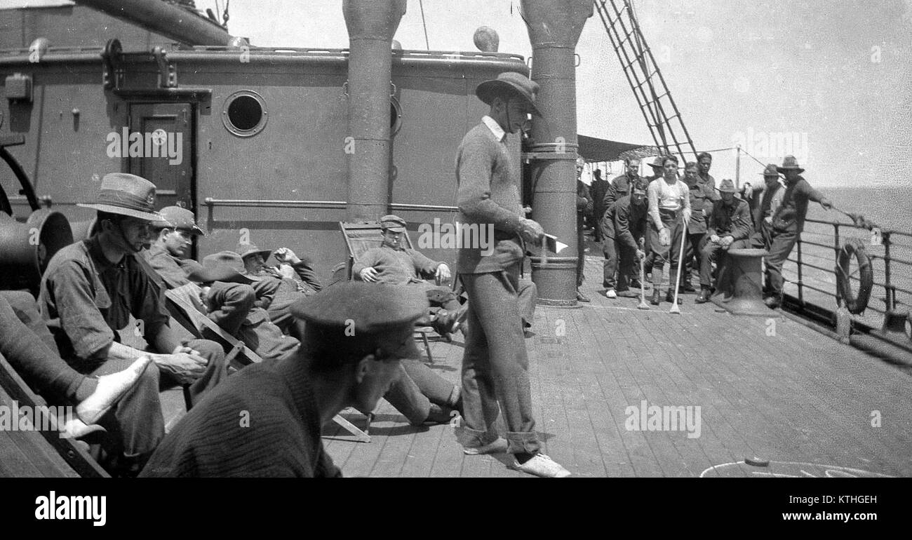Des soldats néo-zélandais de jouer aux jeux de troupes allant à la Première Guerre mondiale Banque D'Images