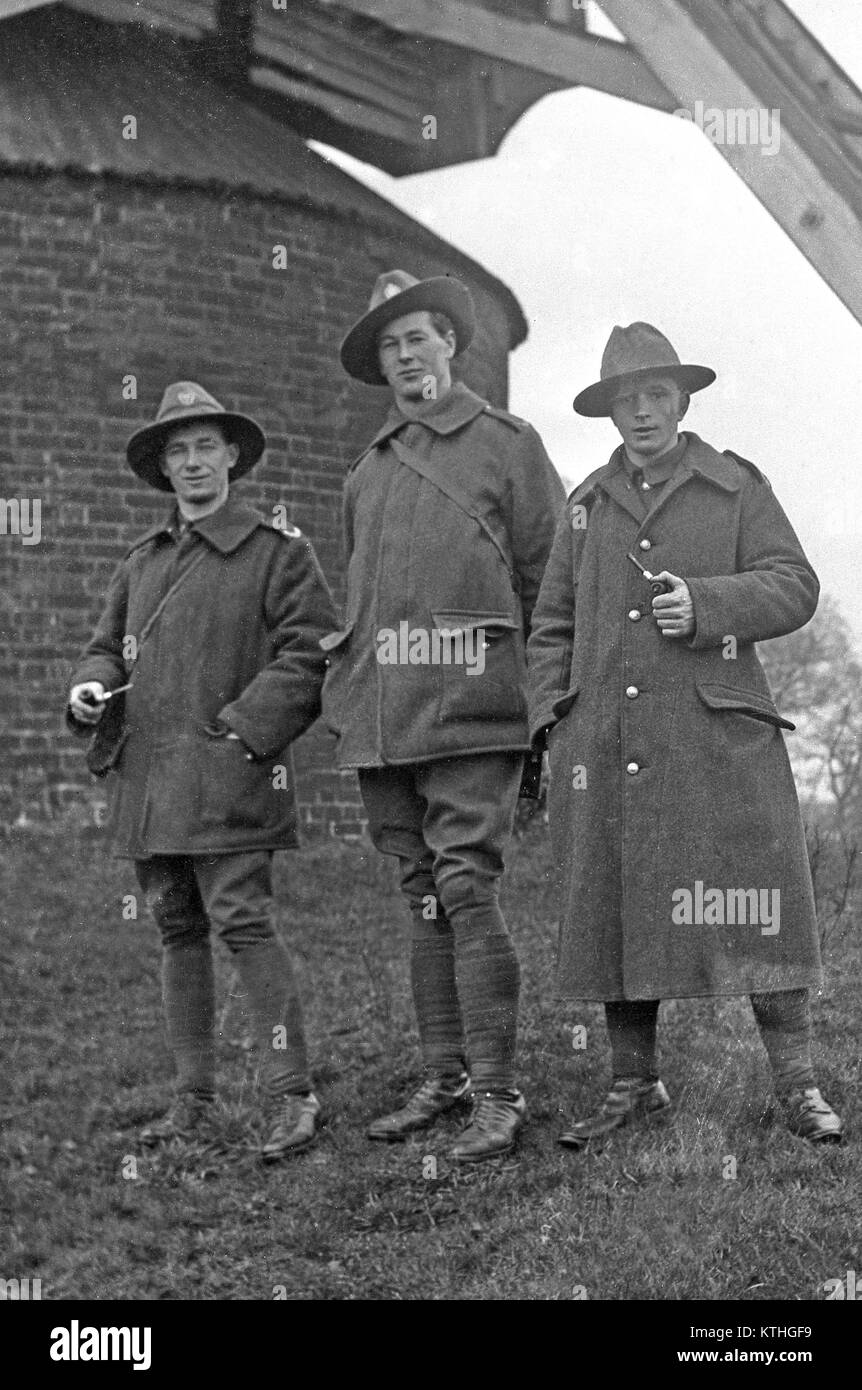 Trois soldats de la Nouvelle-Zélande à partir de la Première Guerre mondiale pose devant l'appareil photo. Lieu et date inconnus. Banque D'Images