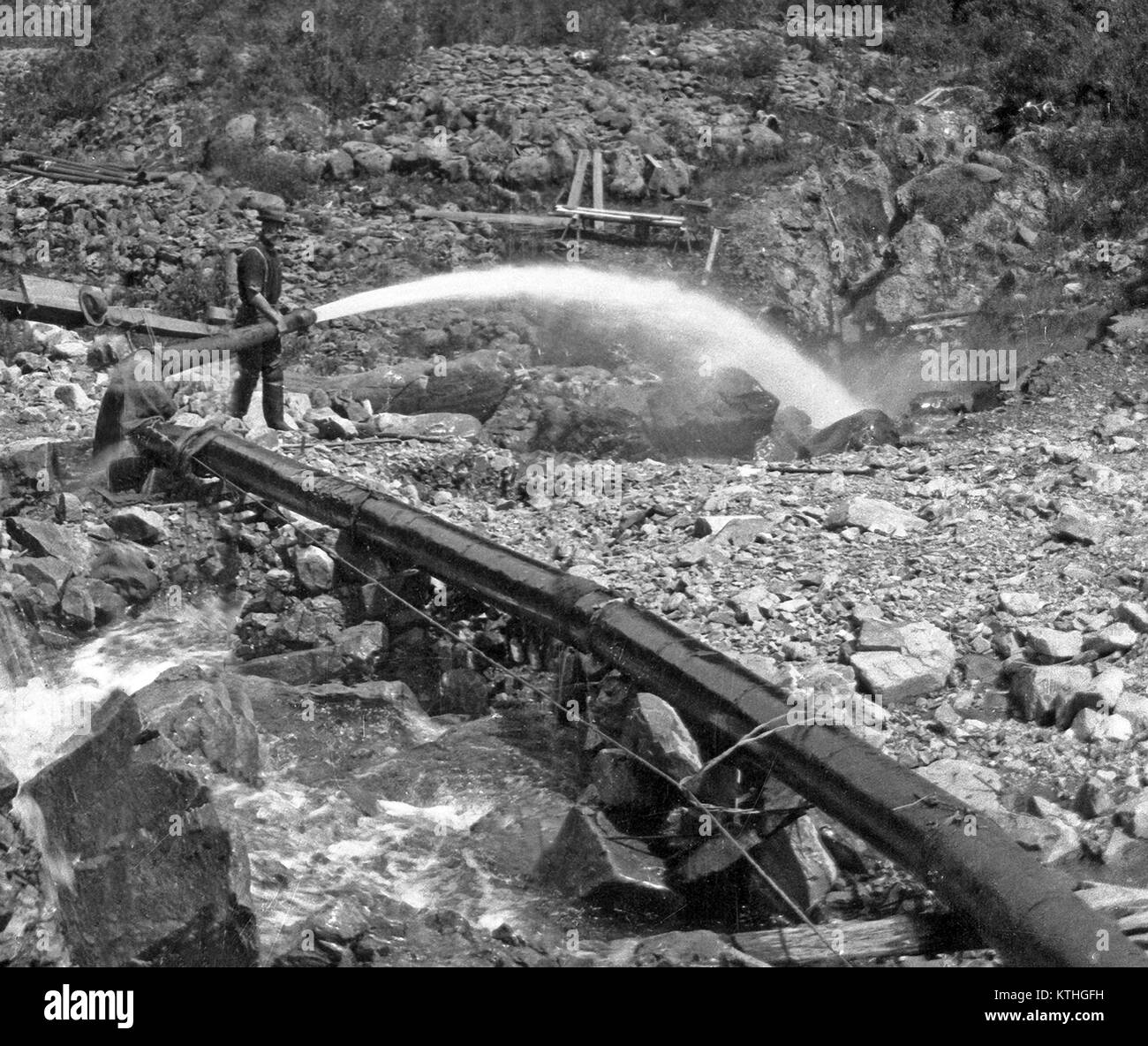 La NOUVELLE ZELANDE, vers 1870 : hommes non identifiés d'un travail d'armes à feu d'écluse pour laver l'or alluvial de gravier à la fin des années 1800, probablement à l'Otago, Nouvelle-Zélande. Le lavage au sluice fut populaire mais destructive pour l'extraction d'or. Banque D'Images