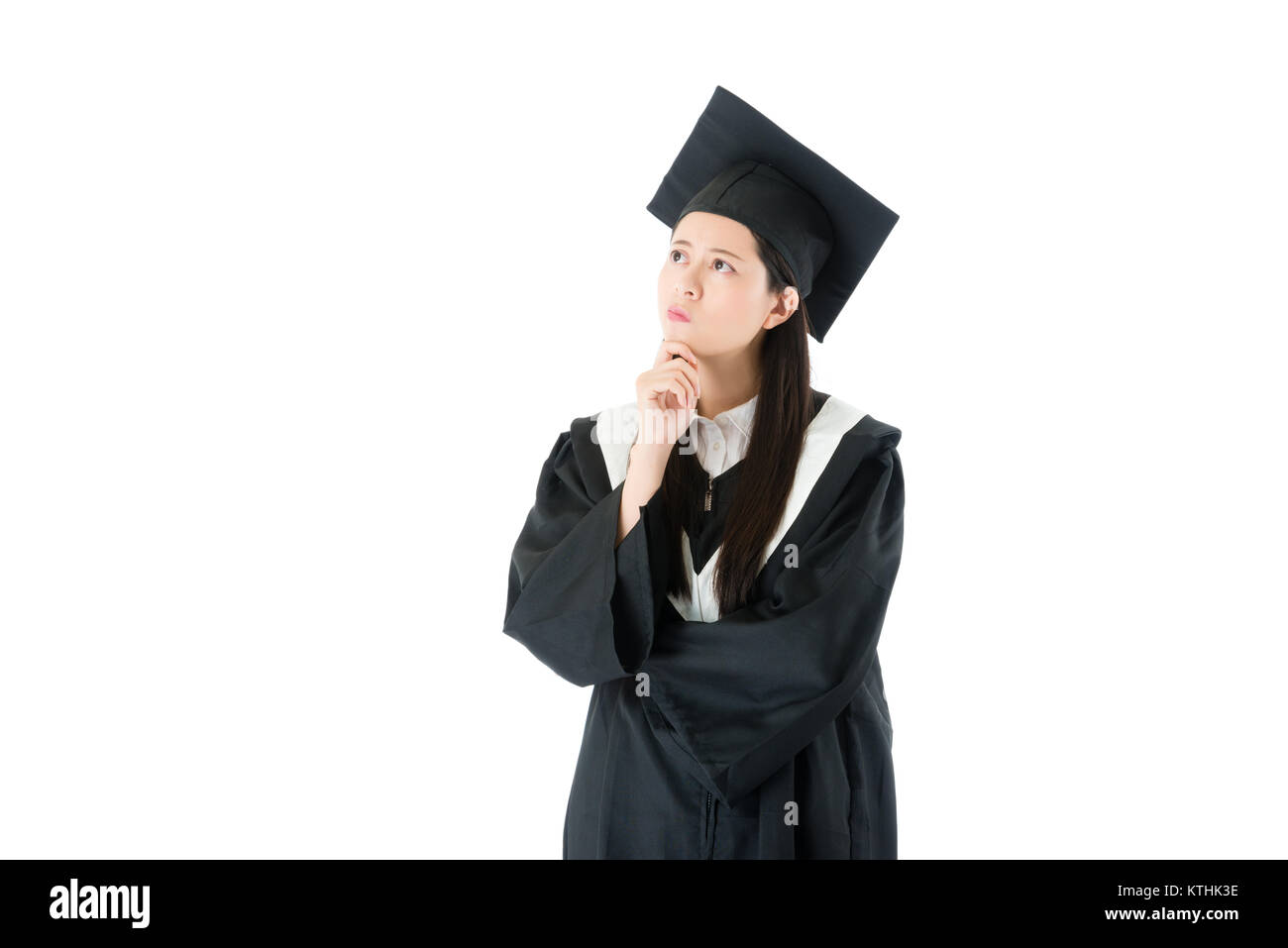 Assez intéressant étudiante portant des vêtements lorsqu'elle a terminé l'obtention du diplôme d'études collégiales de l'étude class et debout sur fond blanc Rosa Banque D'Images