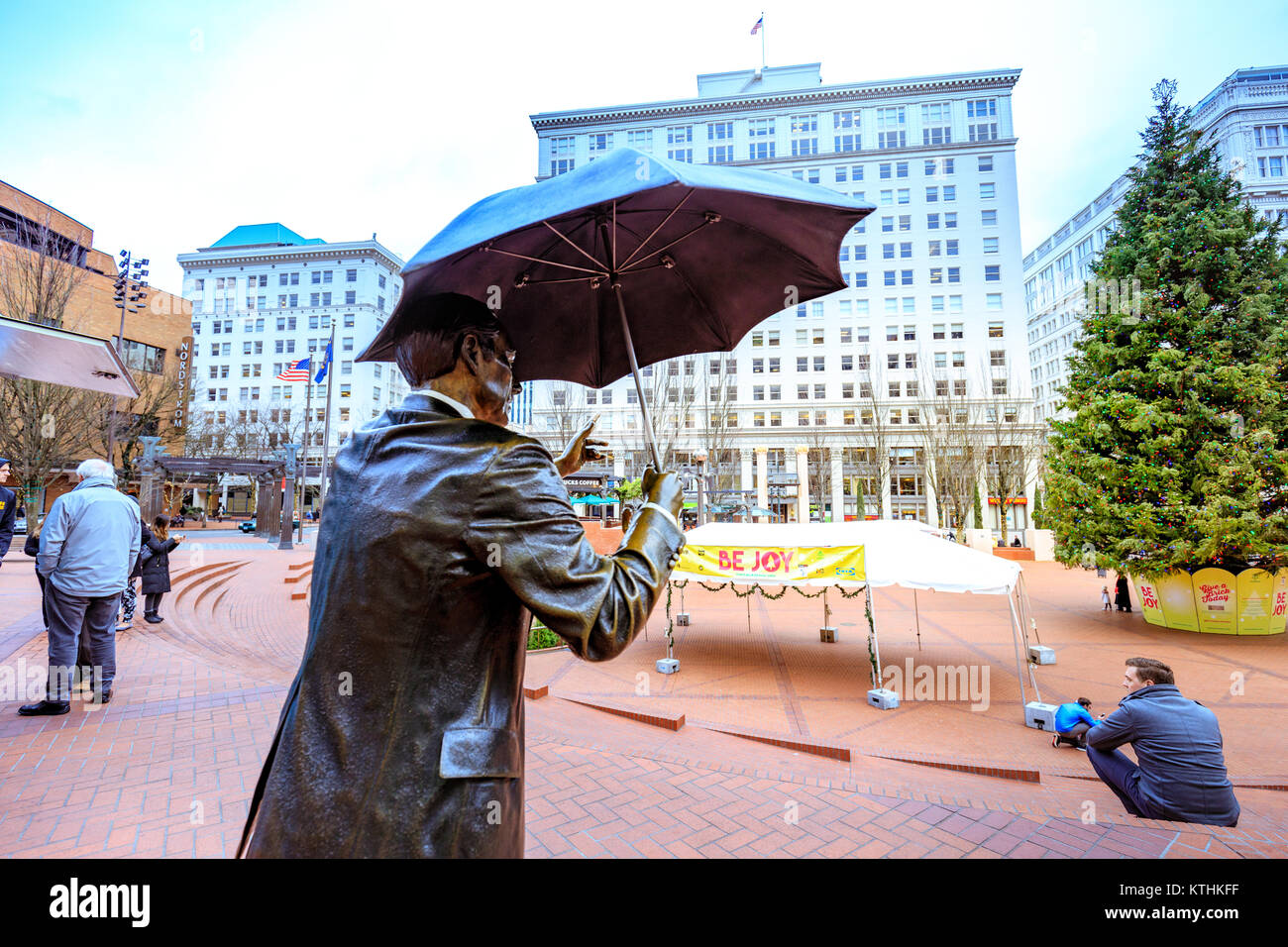 Portland, United States - Oct 19, 2017 : Permettez-moi, également connu sous le nom de Umbrella Man, est un établissement emblématique 1983 sculpture en bronze de John Seward Johnson II, situé à i Banque D'Images