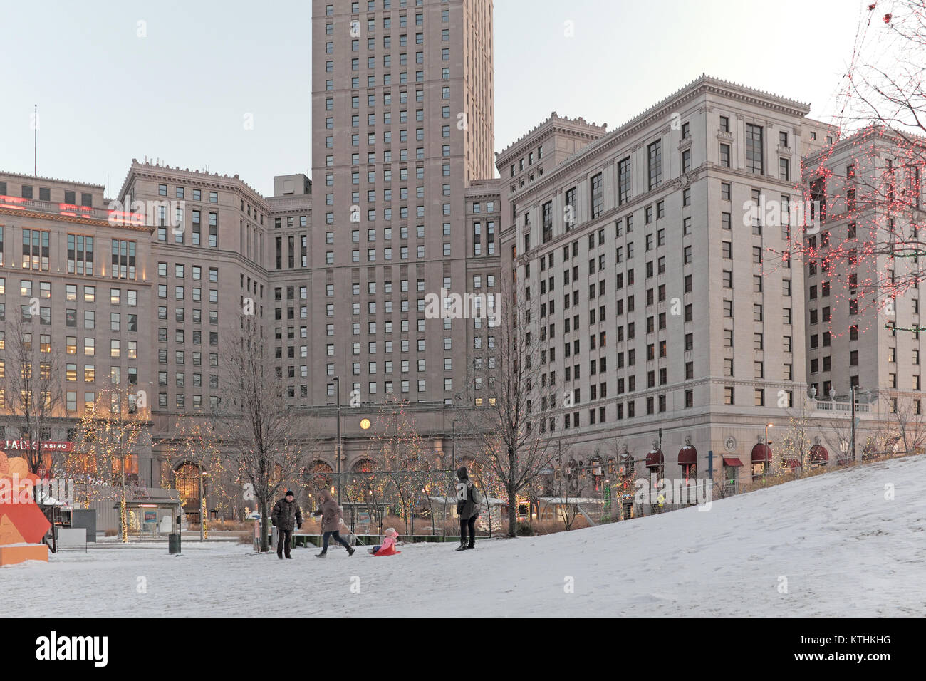Une famille brave le froid et la neige pour s'amuser en place publique dans le centre-ville de Cleveland, Ohio, USA le 25 décembre 2017. Banque D'Images