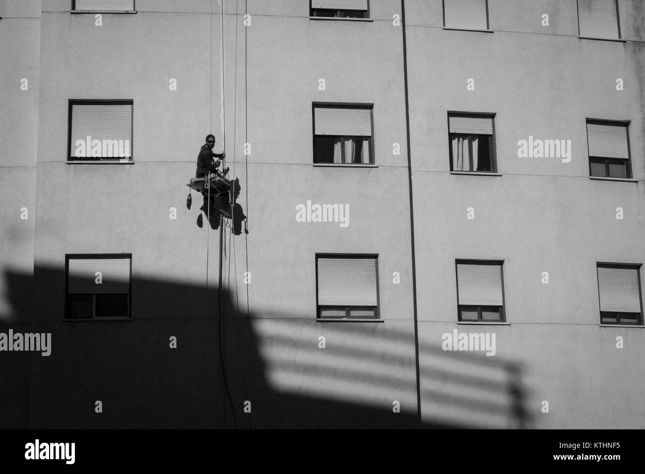 Le travailleur est la réparation de la chambre à l'altitude. Estepona, Costa del Sol, Andalousie, espagne. Photo prise - 1 décembre 2017. Banque D'Images