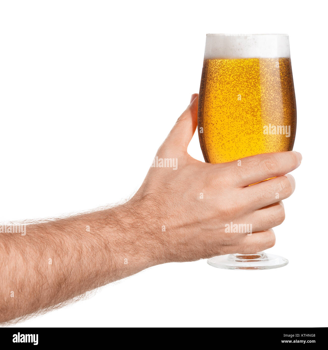 La main avec verre de bière isolé sur fond blanc. Faire part mâle toast Banque D'Images