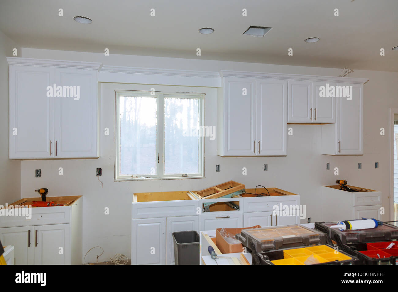 Armoires de cuisine sur mesure à diverses étapes de base pour l