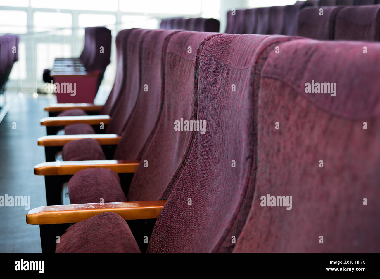 Sièges rouge au théâtre. Cinéma, théâtre ou cirque. Defocused. Banque D'Images