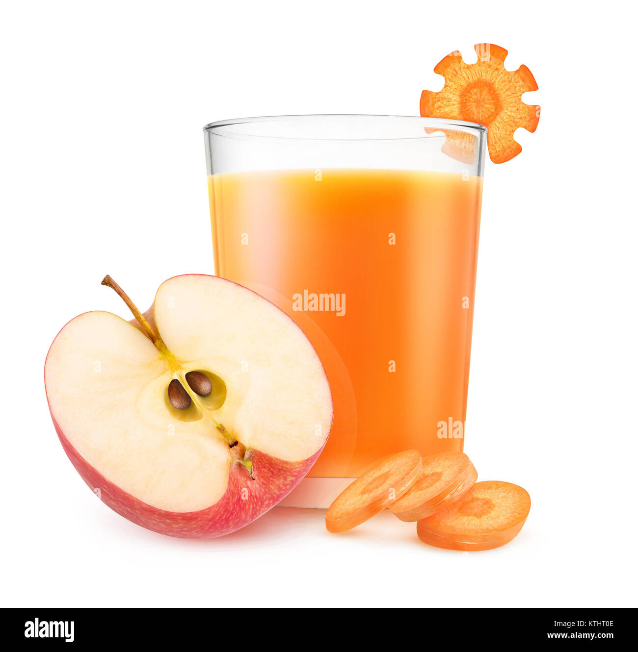 Verre isolé. Morceaux de pomme rouge et carotte fraîche et verre de jus de fruit isolé sur fond blanc avec clipping path Banque D'Images
