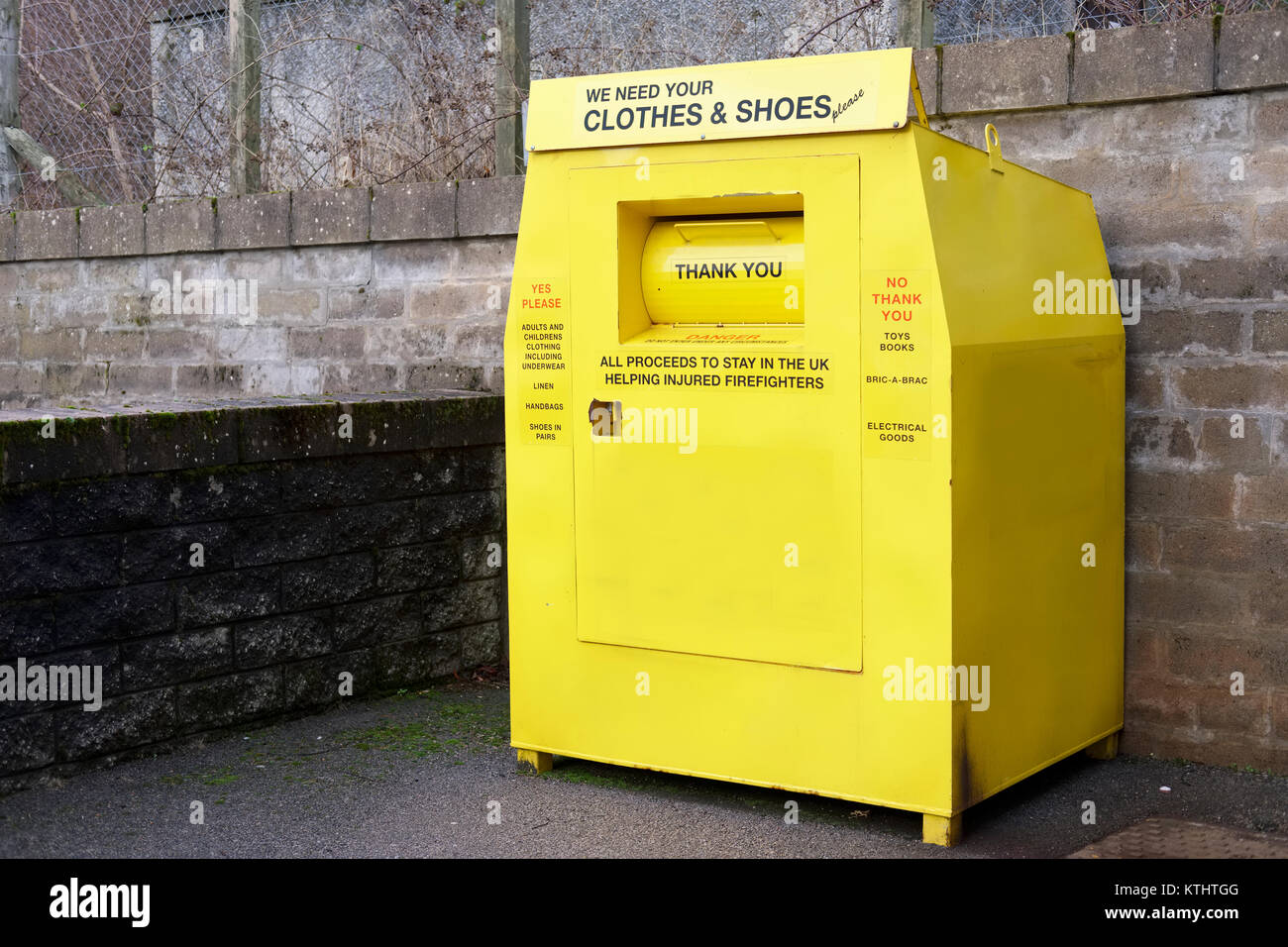 Banque de recyclage de vêtements chaussures textiles à l'aide d'aider les sans-abri ou les personnes pauvres Banque D'Images